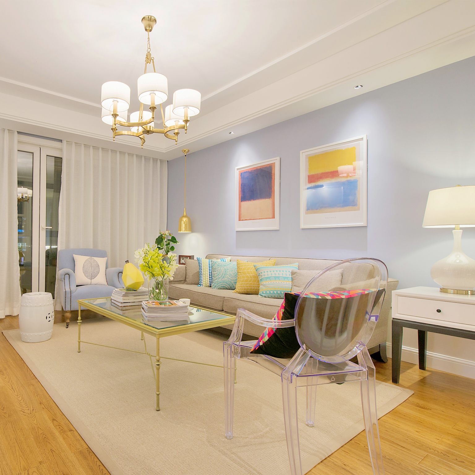 整体客厅空间以蓝、灰、米、金色合成一气，没有太过累赘的装饰，简约但不失个性，点点细节透露着美式风情。