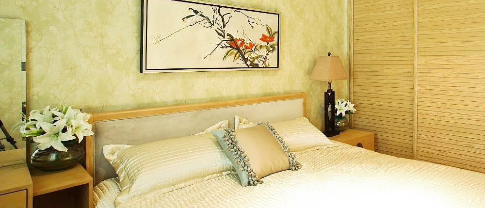 客卧同样清新自然，绿色的花纹壁纸，床头的百合花，墙上的壁画，让这里四季如春。