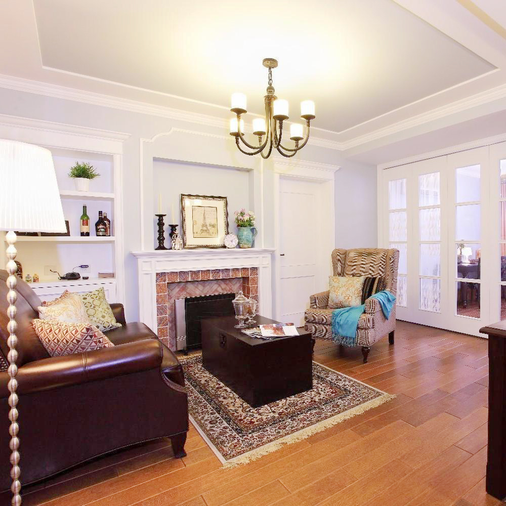 开阔的客厅空间，简单的家具摆设透露出不俗的品味
