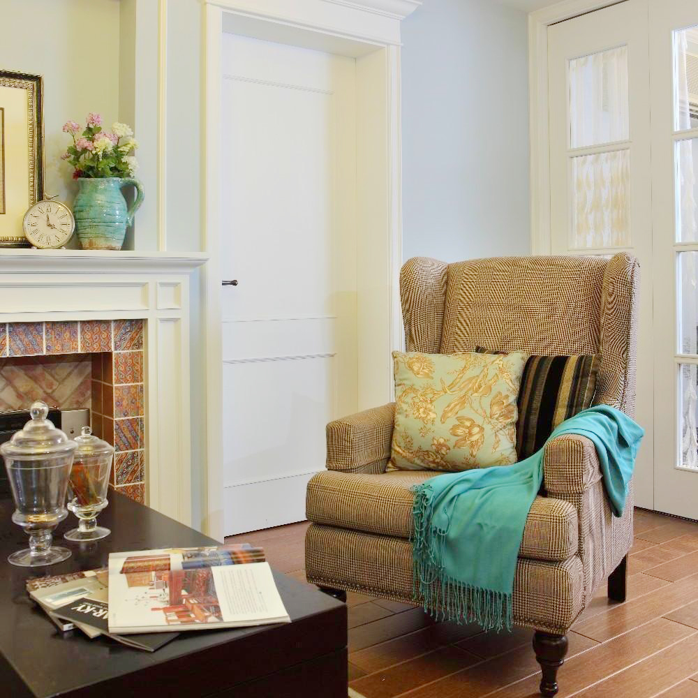单人沙发，属于美式的标配，色彩上选择中性色，色调更统一。
