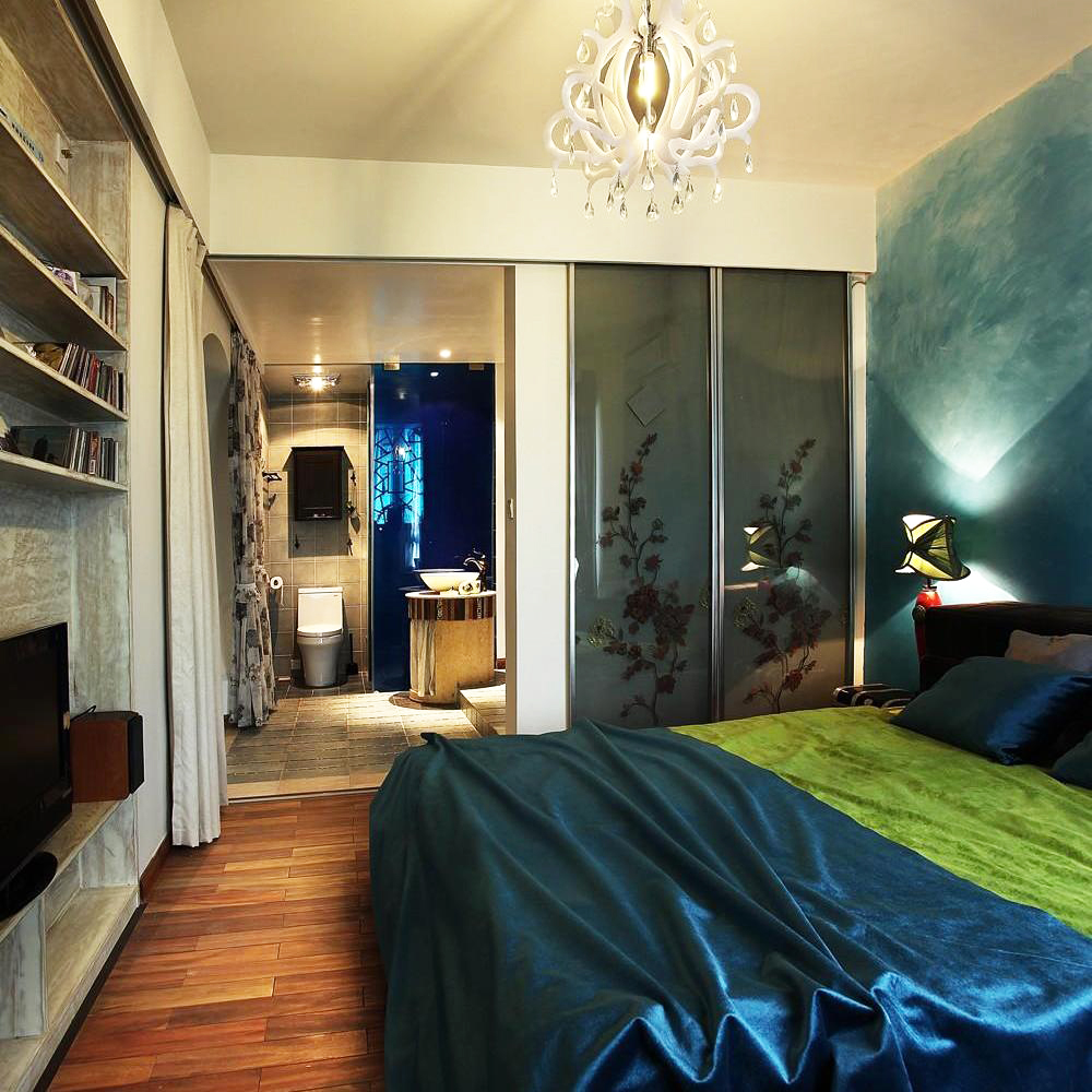 卧室的蓝色同卫生间门的蓝色遥相呼应，温暖灯光，一个人的家也可以温暖而沁人心脾。