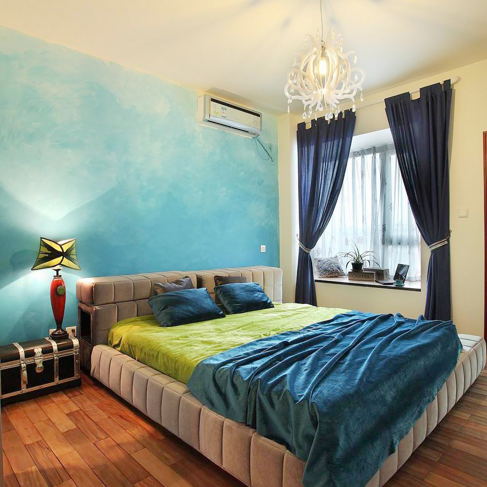 卧室的墙是蓝色渐变渲染而成的，你觉得是像天空还是像海洋？