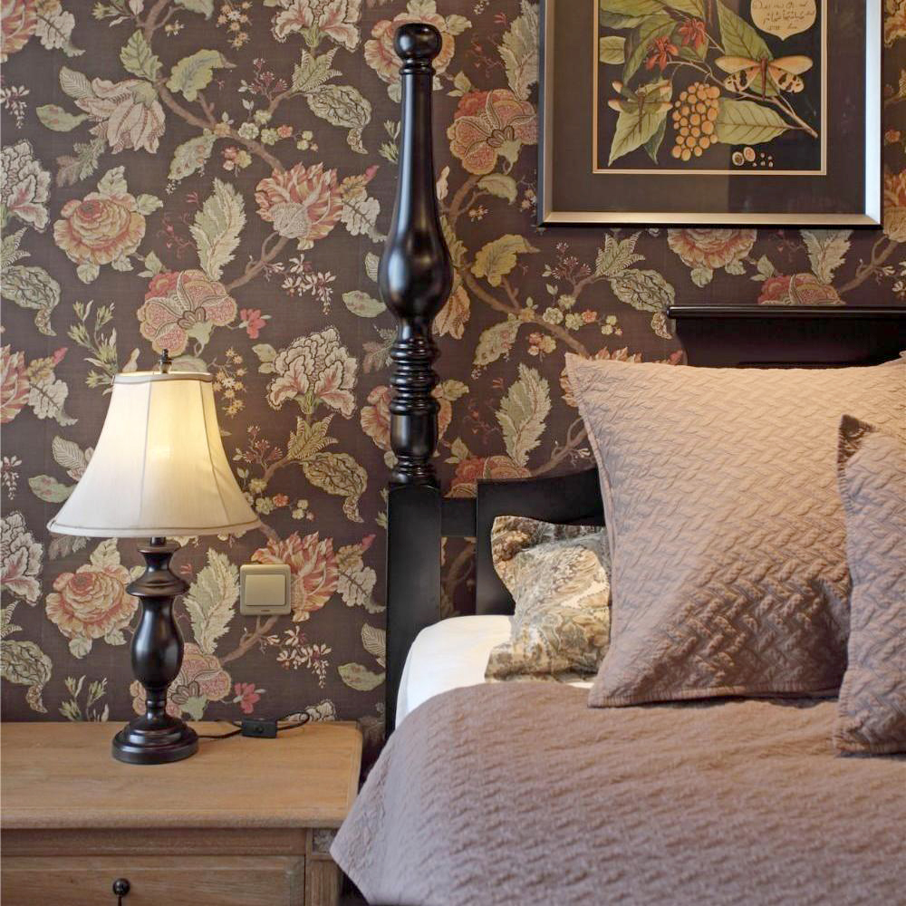 花花的墙纸搭配素色的床品，风格凸显又不会显得乱。