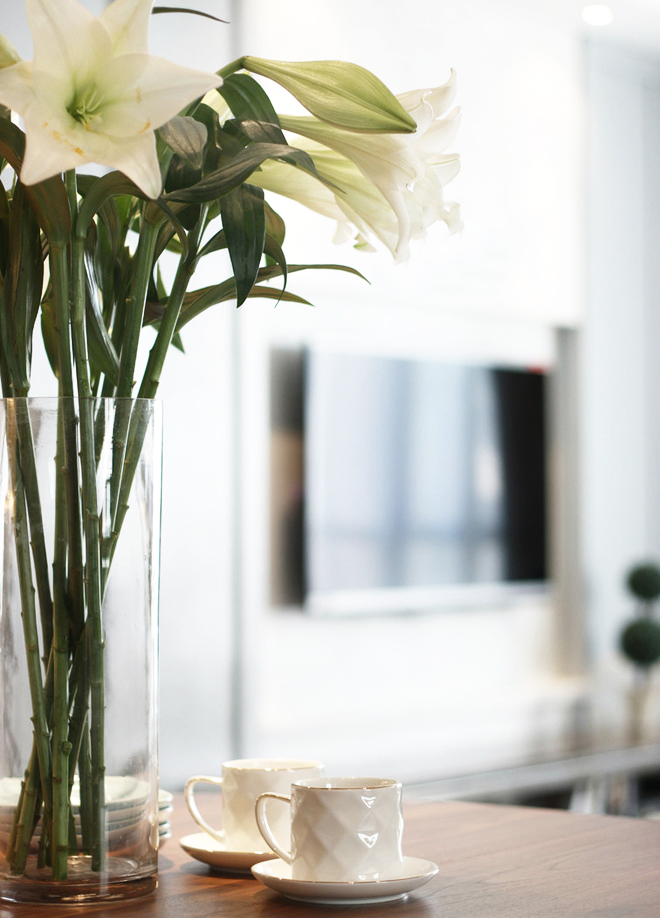 餐桌上的百合花，精致的咖啡杯，透露出房主对生活的讲究与品位。