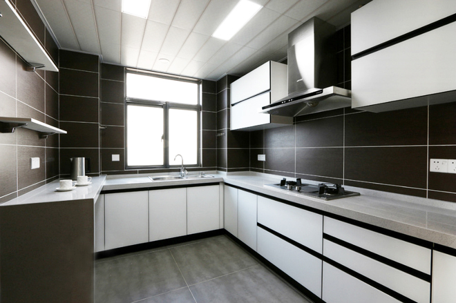 深色的墙砖，浅灰色的地砖，真是白色厨柜的好搭配。