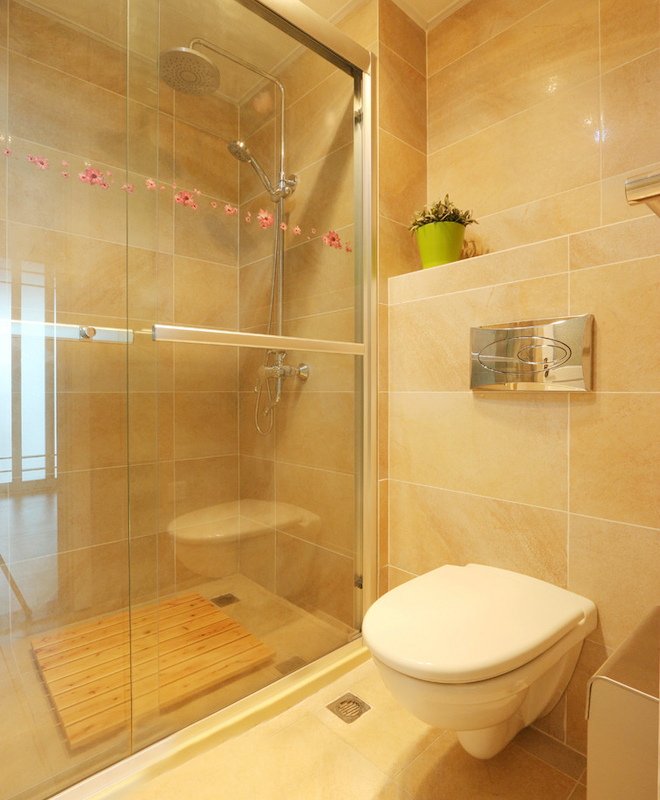 简单的淋浴房，玻璃上的贴花也可以看出女主人的生活态度，从细节上与众不同。