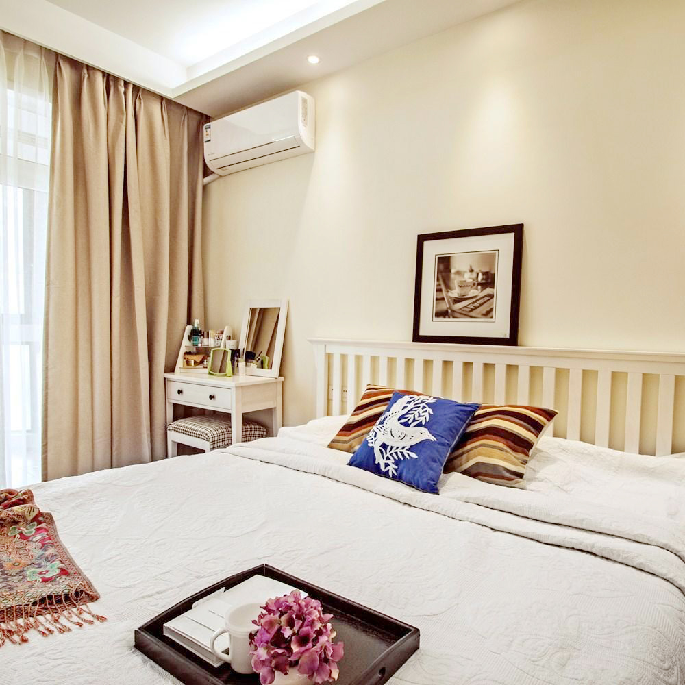 纯白的床品，配上木与白的卧室家具，连墙壁和窗帘也是淡淡的素素的。