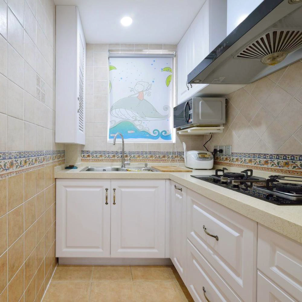 米色瓷砖搭配白色厨柜，这样的空间一定能烹饪出美食！