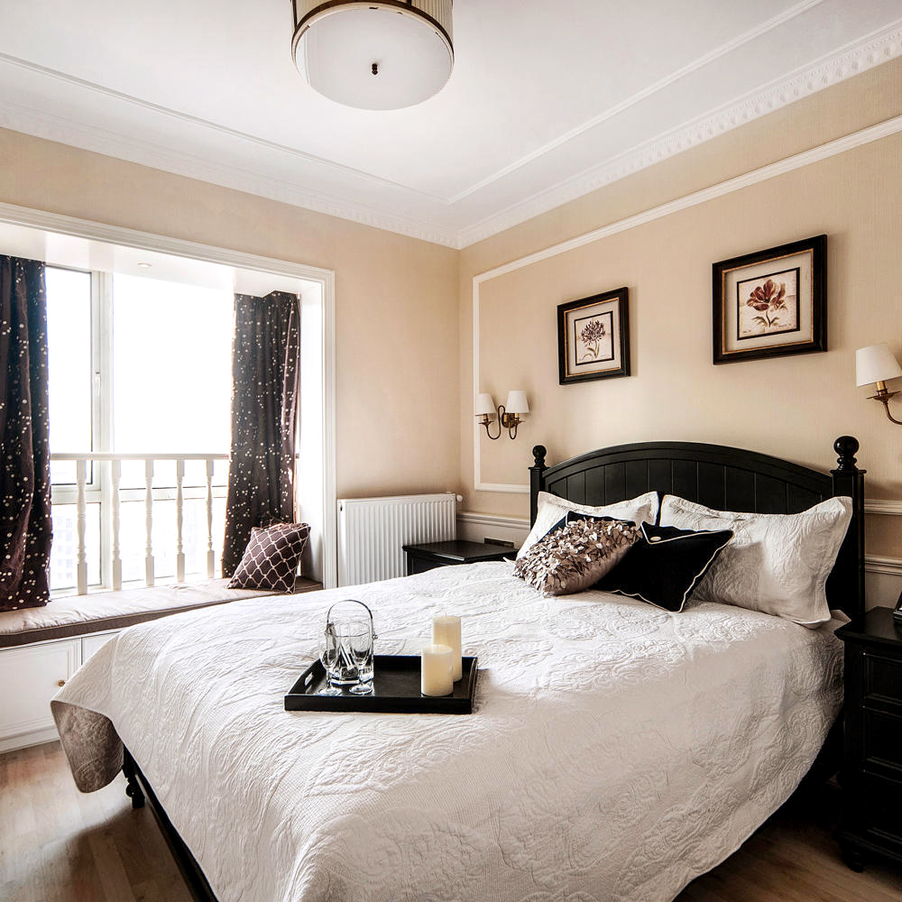 温馨的卧室，以绿色墙面搭配白色床品，让自然光尽情的照射进来。