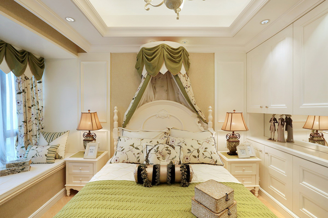主卧也是白绿搭配，白色的柜子，绿色的布艺点缀，让简单的卧室显得有生机。