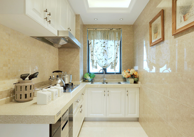 米色瓷砖搭配白色厨柜，和谐地恰到好处，下厨本应该是件享受的事~
