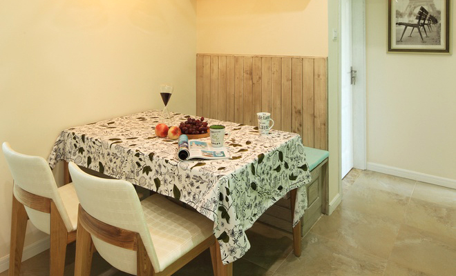木制餐桌，一面利用墙面，节约空间。