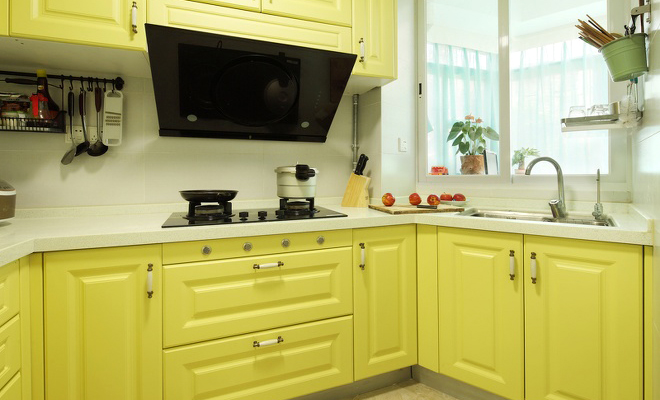 大量的柜子帮助完美收纳，整齐简洁的厨房再搭配些绿植。