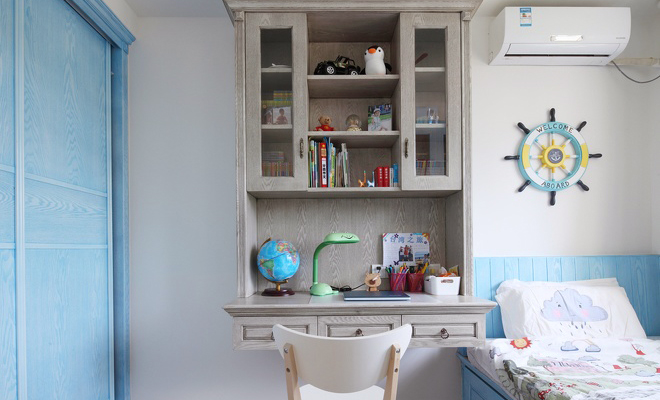 儿童房小小的书架兼书桌。