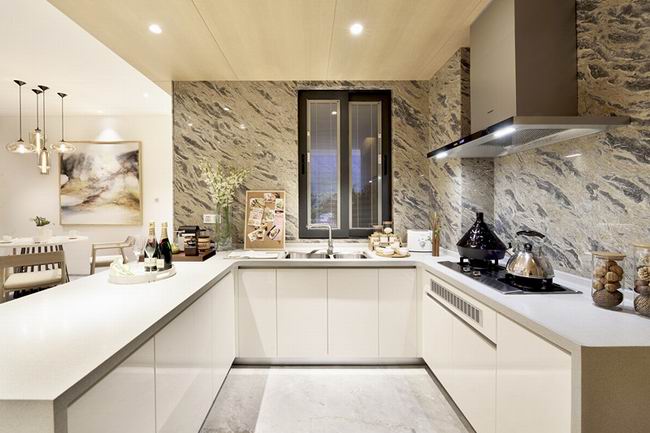 厨房的瓷砖采用了釉面砖，规则的纹理有着特殊的美感，柜子组合成U型，分区明确。