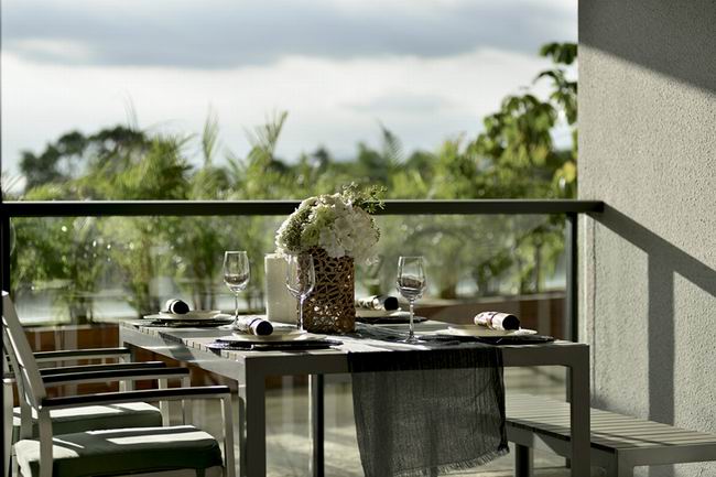 客厅连着阳台，一湖的山色尽收眼底，摆一张长桌，布置一份特殊的晚餐，和心爱的家人，品味细细的时光和幸福。