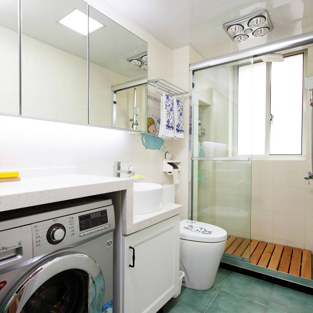 洗衣机和台盆共用一个高低台面，整洁又强大。淋浴房里放了浴室地板，洗澡不用穿拖鞋。