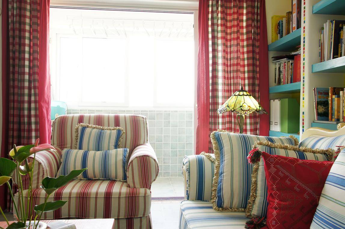 条纹元素的窗帘与欧式地中海的沙发交相辉映。