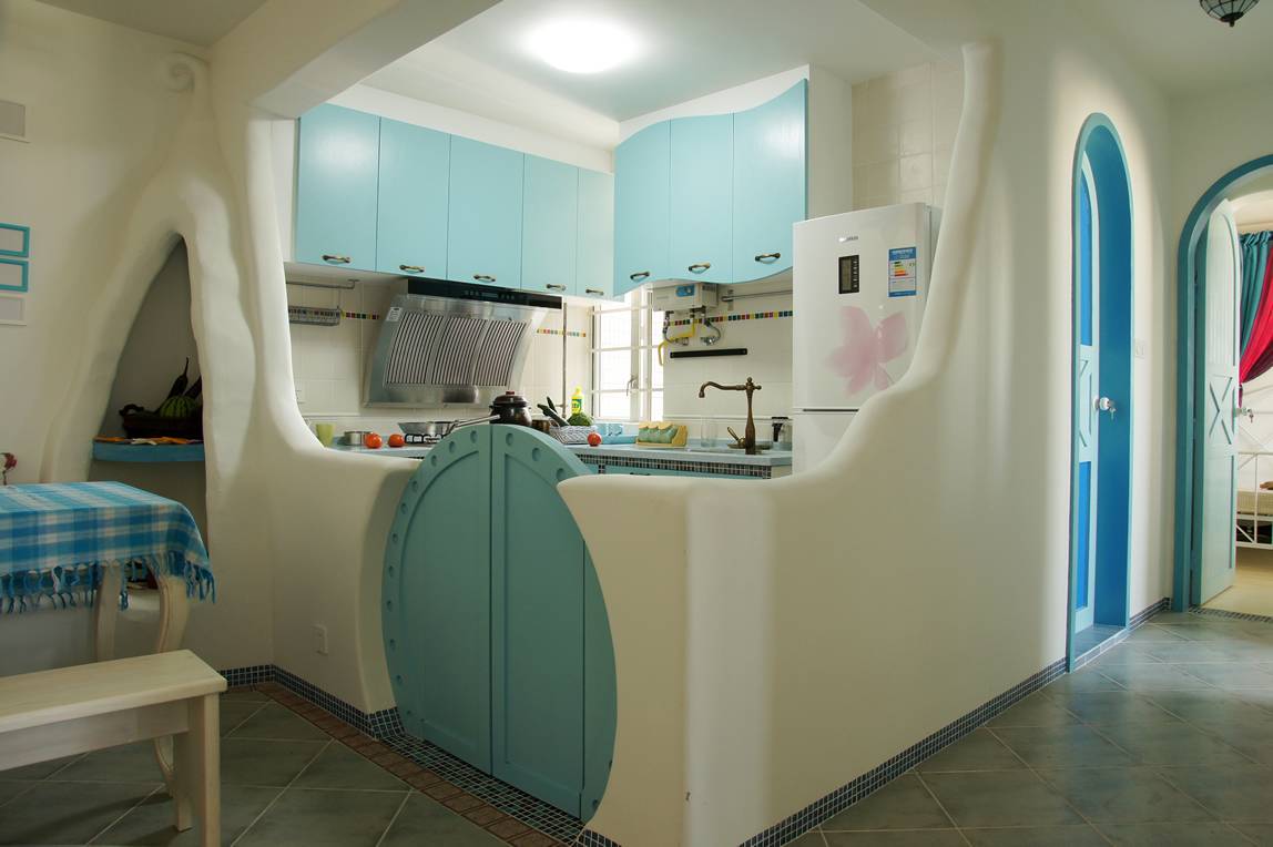 厨房的拱门与流线型厨柜设计洋溢着地中海的风格。