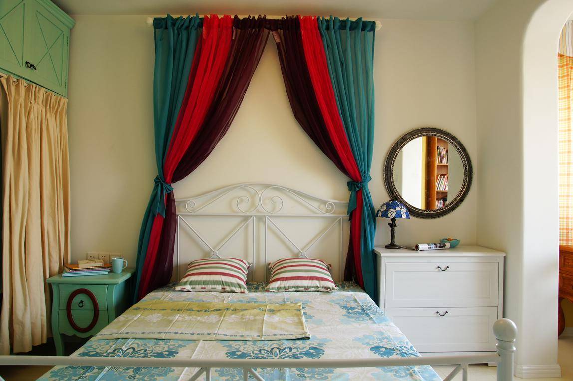 卧室床头的帘布设计非常独特。