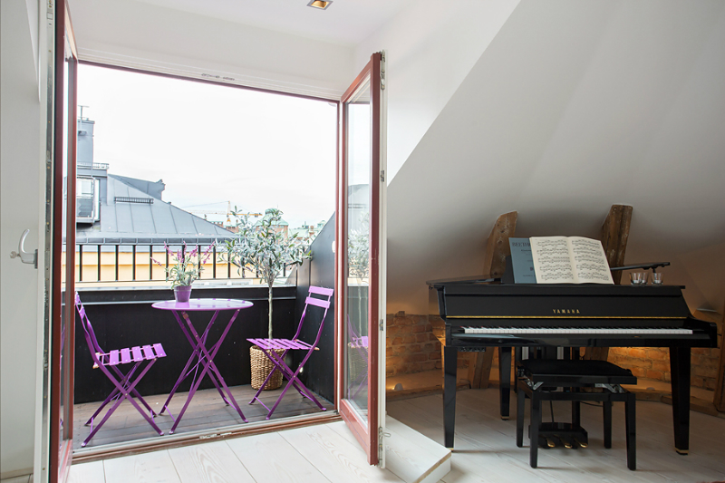 厨房对侧是一个阳台，在这里品茶休憩，情致来时，更是可以弹上一首钢琴曲，享受家的轻松时光。