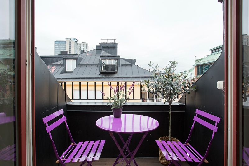 紫色的桌椅和紫色的薰衣草极为相配。