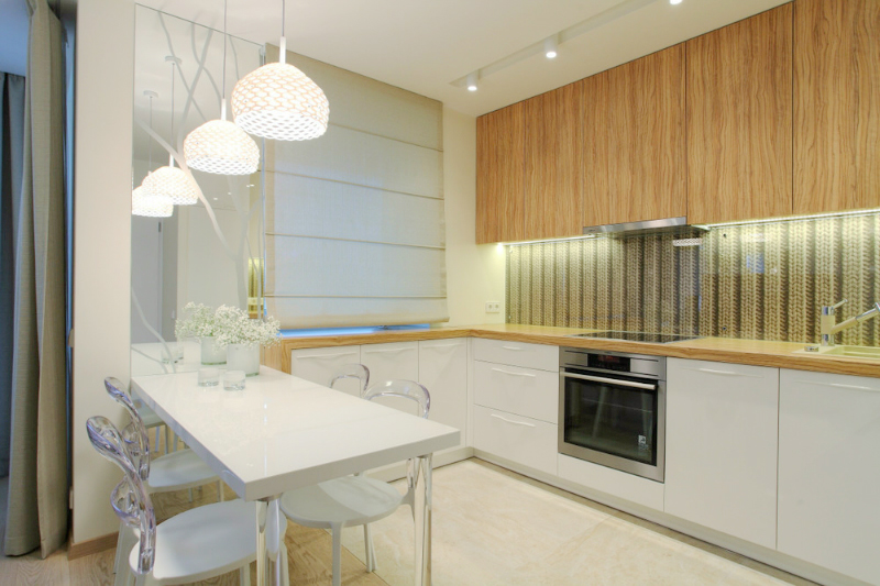 厨房是开放式的，棕色和白色搭配的厨柜显得干净利落。