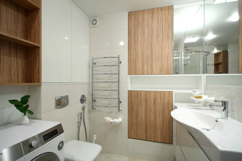 卫生间不大，棕色的柜子搭配白色的洁具，干净整洁。
