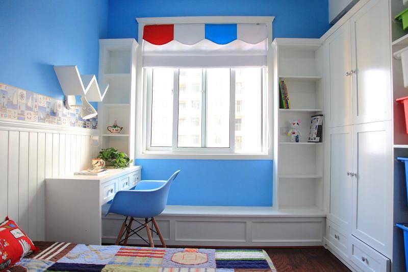 房间的设计整体偏向纯净，给孩子整一个世纪的蓝。