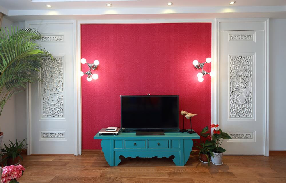 电视背景墙是鲜艳的中国红，红的鲜艳，红的喜庆。