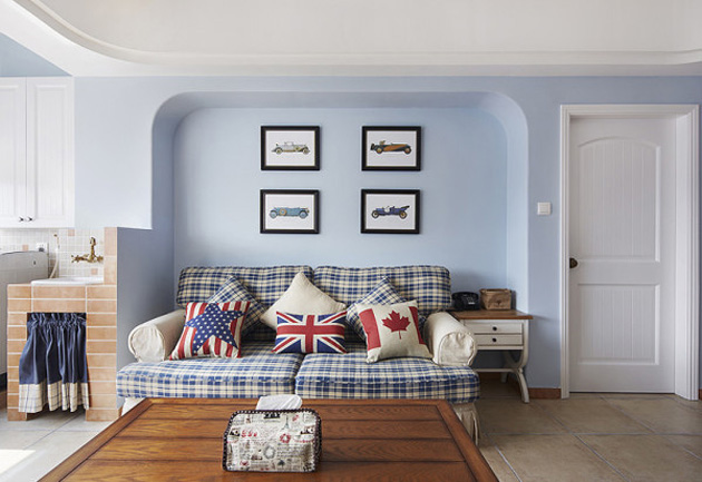 蓝色背景墙，沙发上的国旗抱枕点缀，增添了整个客厅的氛围。