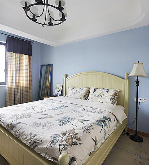 卧室很简单，洁白的天幕，蓝色的四周，感受自然地清新吧。