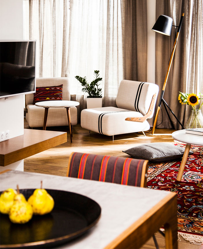 立式台灯与简约的布艺沙发构成了简单的休息空间。
