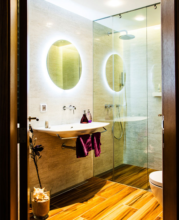 卫生间圆形镜子，悬挂水槽，富有层次感。