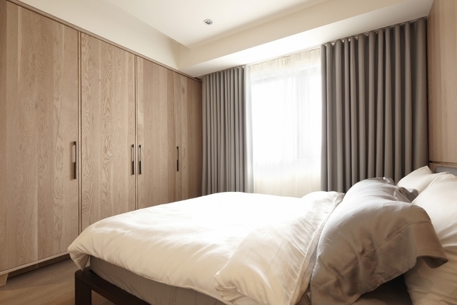 卧室很简单，纯色的窗帘，纯色的衣柜，纯色的床。