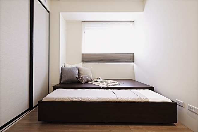 次卧采用抽拉式的大床，平时可以作为简单会客的地方。