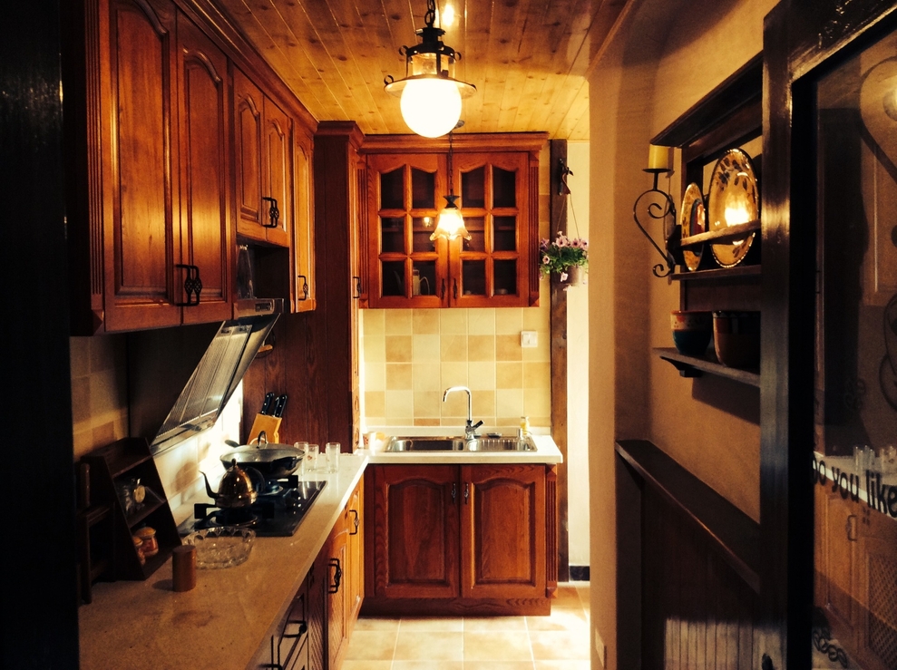 厨房也运用了大量的木材，加上暖黄色的灯光，复古又有点温馨。