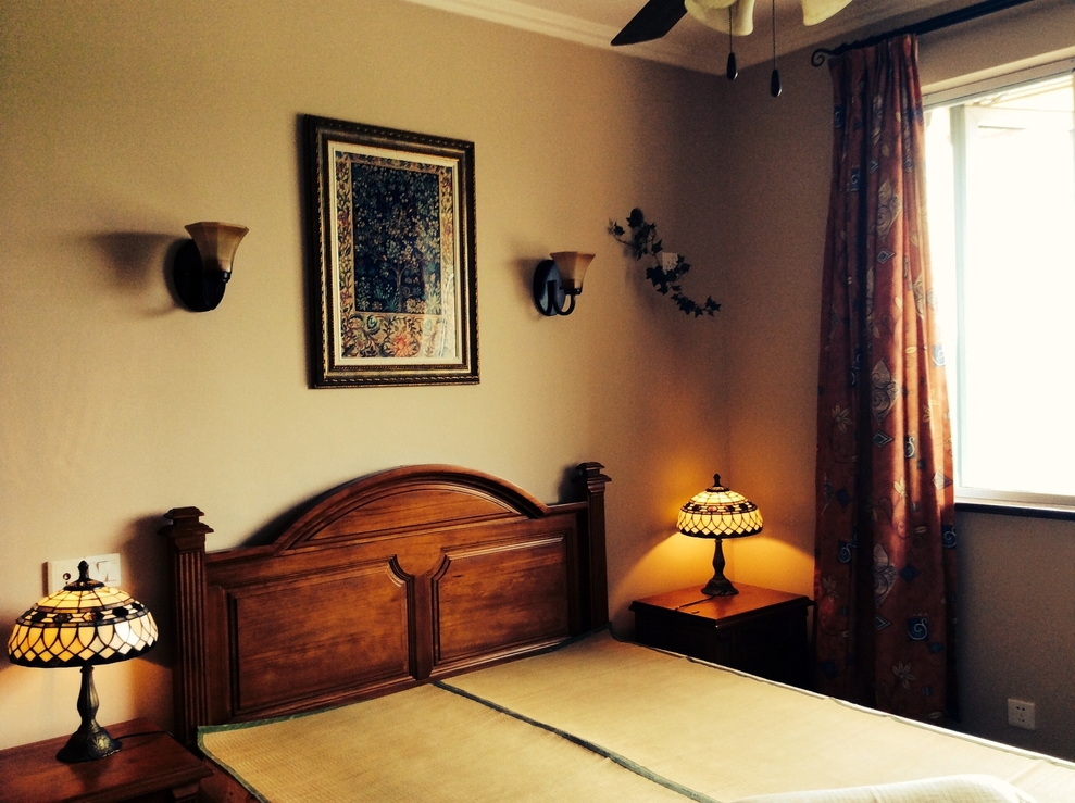 实木的大床，复古的床头台灯，厚重感中透出大气。