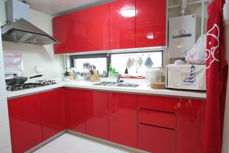 红色的现代厨柜与整体风格相呼应。