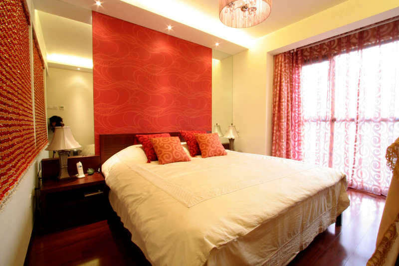 卧室的设计比较简单，融入红色背景墙，看起来更加热情，浪漫。