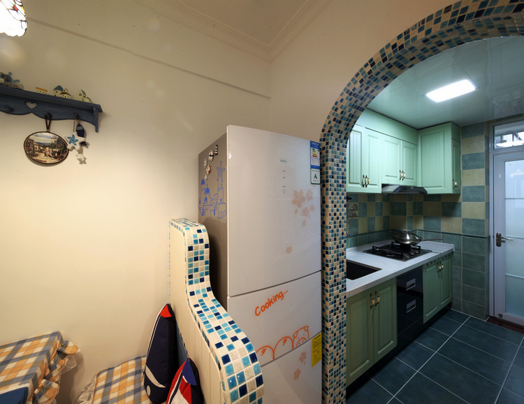 厨房与餐厅之间正好容纳一个冰箱的空间，设计巧妙。
