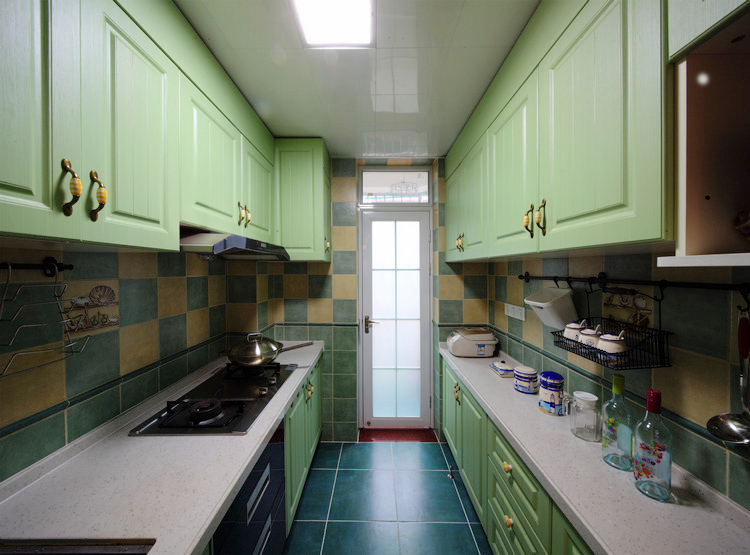 马赛克元素的瓷砖与绿色厨柜显得小清新十足。