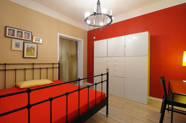 红色成了空间的主格调，照片墙细数幸福的点滴。