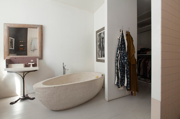 与主卧同样的灰色也回荡在手工雕刻的巨大浴缸中，朴实简约。