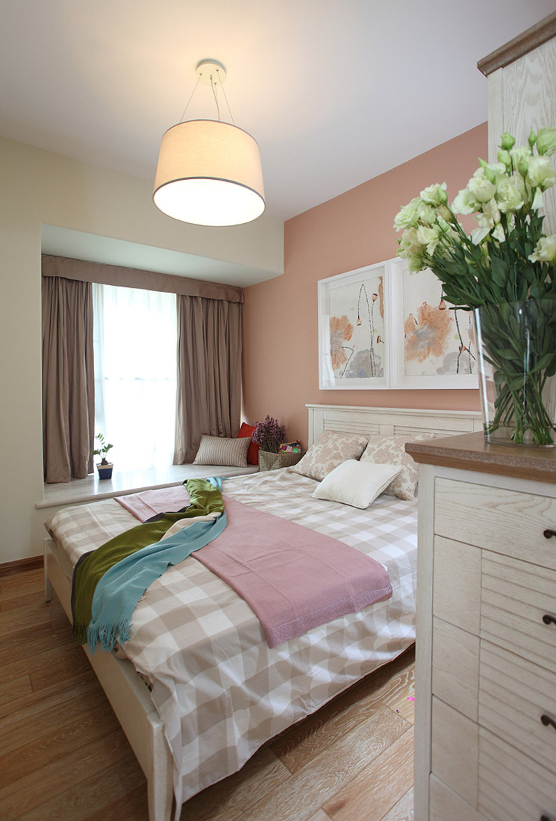 主卧很简单，木质地板，双人床，还有温暖的飘窗。