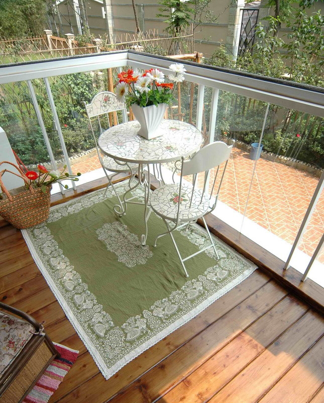 阳台摆放一张圆桌，两家圆凳，闲暇之余可以在这看看书，晒晒太阳。