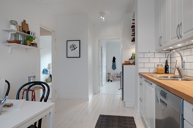开放式的厨房设计，白色主调的墙面，使得整个空间变得明亮。