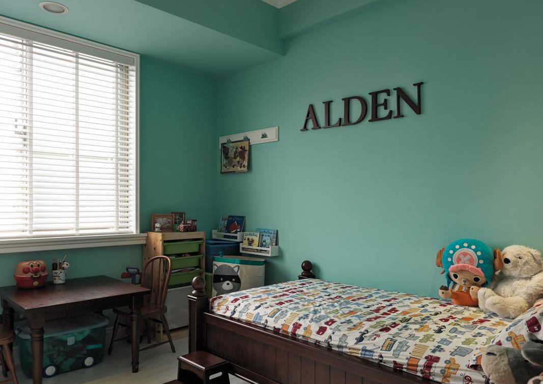 儿童房运用了较多的色彩，使空间活跃起来。