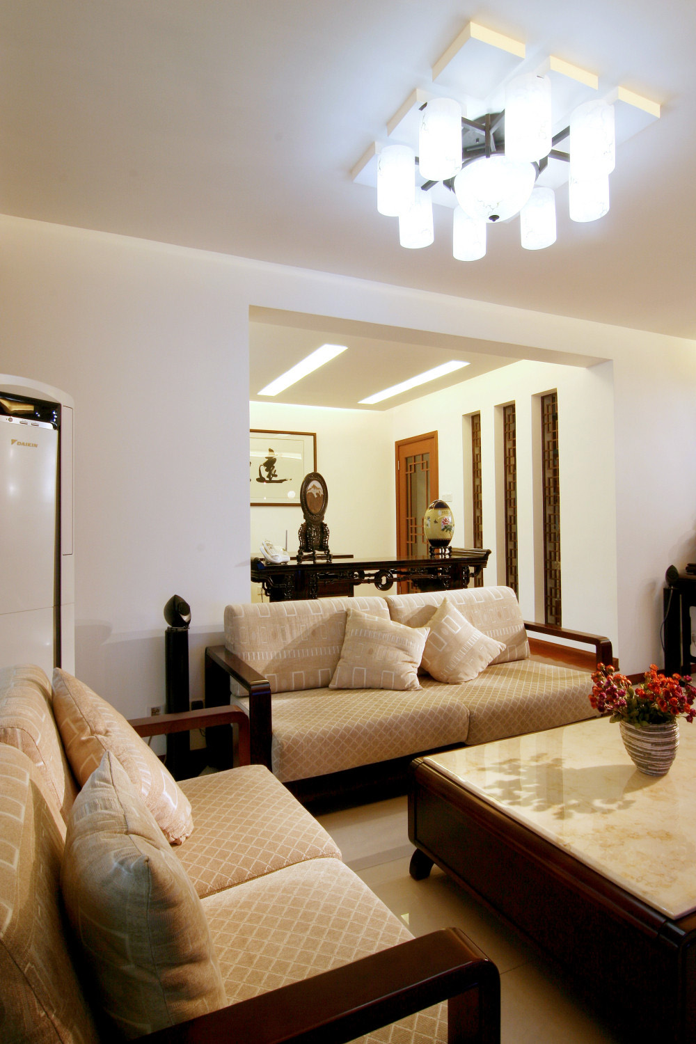 简约沙发与灯具搭配中式独有的红木家具，现代与古典的另类风格。