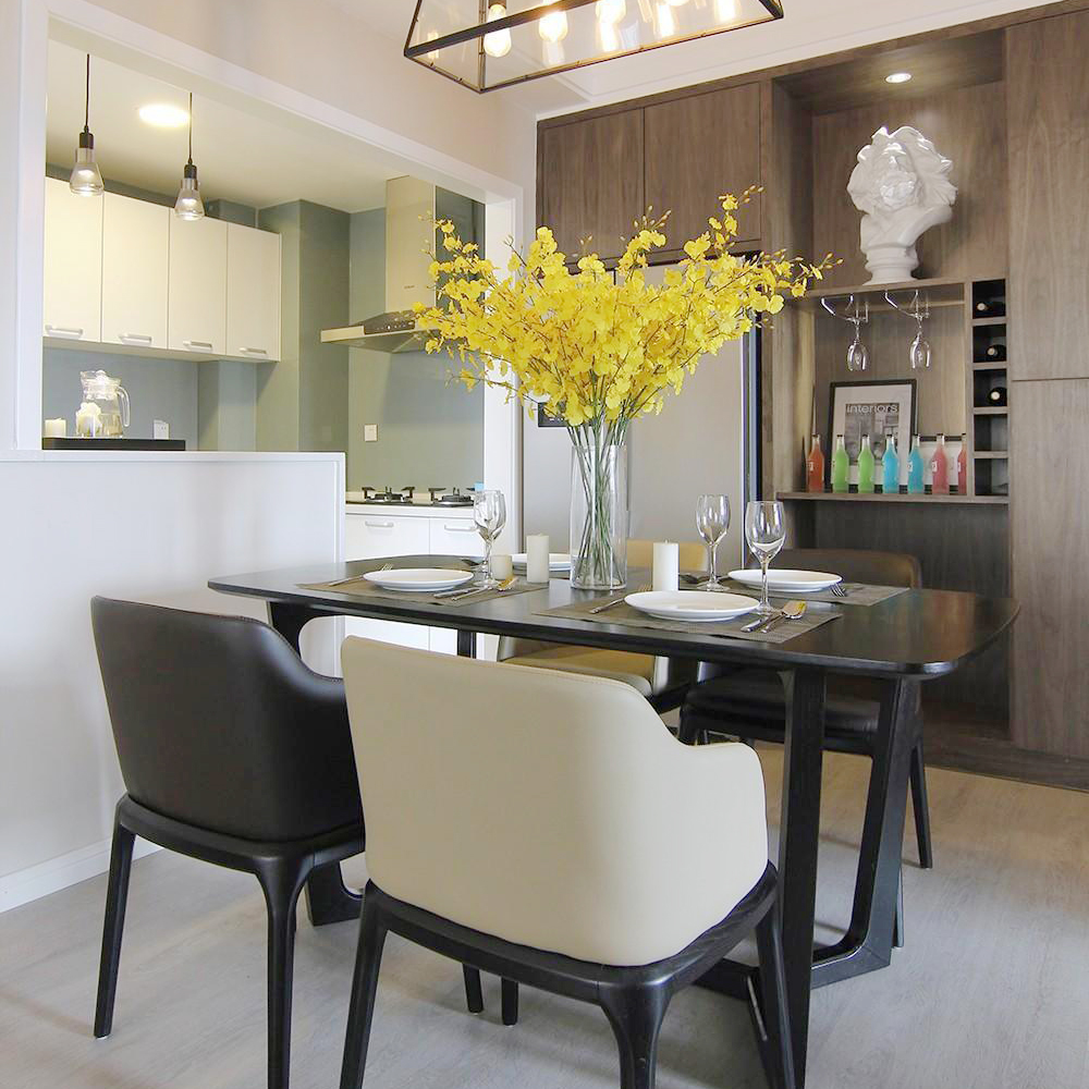 造型独特的餐桌，搭配舒适又有质感的餐椅，黄色花束让空间顿时鲜亮起来。